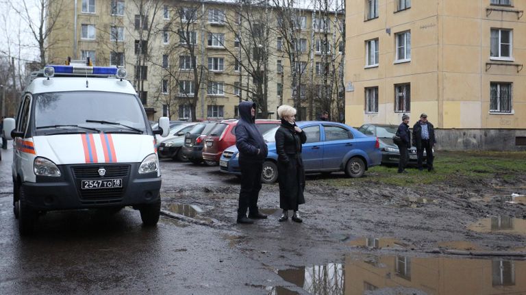 Автомобиль МЧС РФ у жилого дома в городе Колпино Ленинградской области, где мужчина держит в заложниках детей в квартире Автомобиль МЧС РФ у жилого дома в городе Колпино Ленинградской области, где мужчина держит в заложниках детей в квартире