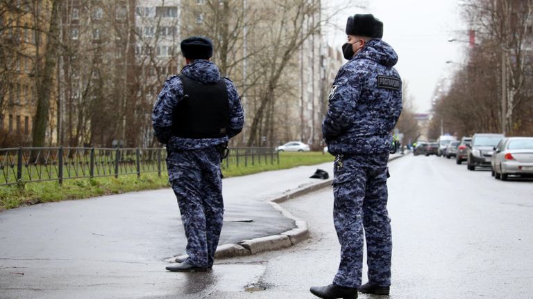 Сотрудники Росгвардии у жилого дома в городе Колпино Ленинградской области, где мужчина держит в заложниках детей в квартире Сотрудники Росгвардии у жилого дома в городе Колпино Ленинградской области, где мужчина держит в заложниках детей в квартире