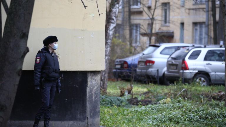 Сотрудница полиции у жилого дома в городе Колпино Ленинградской области, где мужчина держит в заложниках детей в квартире Сотрудница полиции у жилого дома в городе Колпино Ленинградской области, где мужчина держит в заложниках детей в квартире