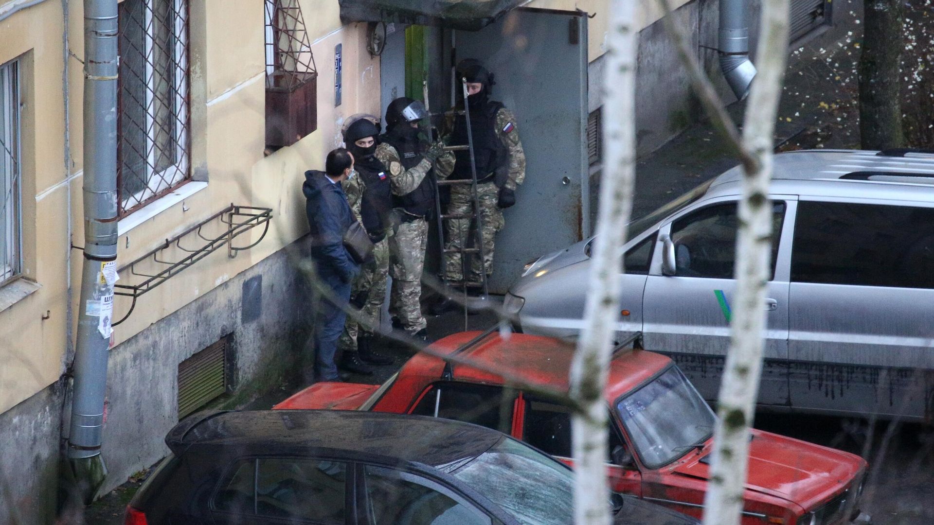 Сотрудники правоохранительных органов у жилого дома в городе Колпино Ленинградской области, где мужчина держит в заложниках детей в квартире - РИА Новости, 1920, 25.11.2020