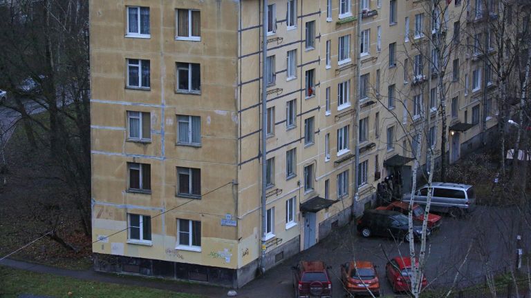 Сотрудники правоохранительных органов у жилого дома в городе Колпино Ленинградской области, где мужчина держит в заложниках детей в квартире Сотрудники правоохранительных органов у жилого дома в городе Колпино Ленинградской области, где мужчина держит в заложниках детей в квартире