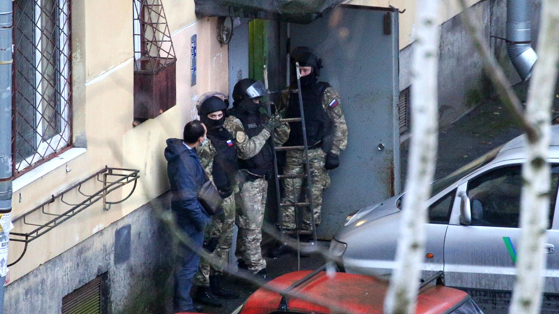Сотрудники правоохранительных органов у подъезда жилого дома в городе Колпино Ленинградской области, где мужчина держит в заложниках детей - РИА Новости, 1920, 24.11.2020
