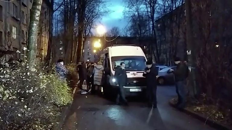 Автомобиль скорой помощи у жилого дома в Колпино, где мужчина удерживал детей в заложниках. Кадр видео Автомобиль скорой помощи у жилого дома в Колпино, где мужчина удерживал детей в заложниках. Кадр видео