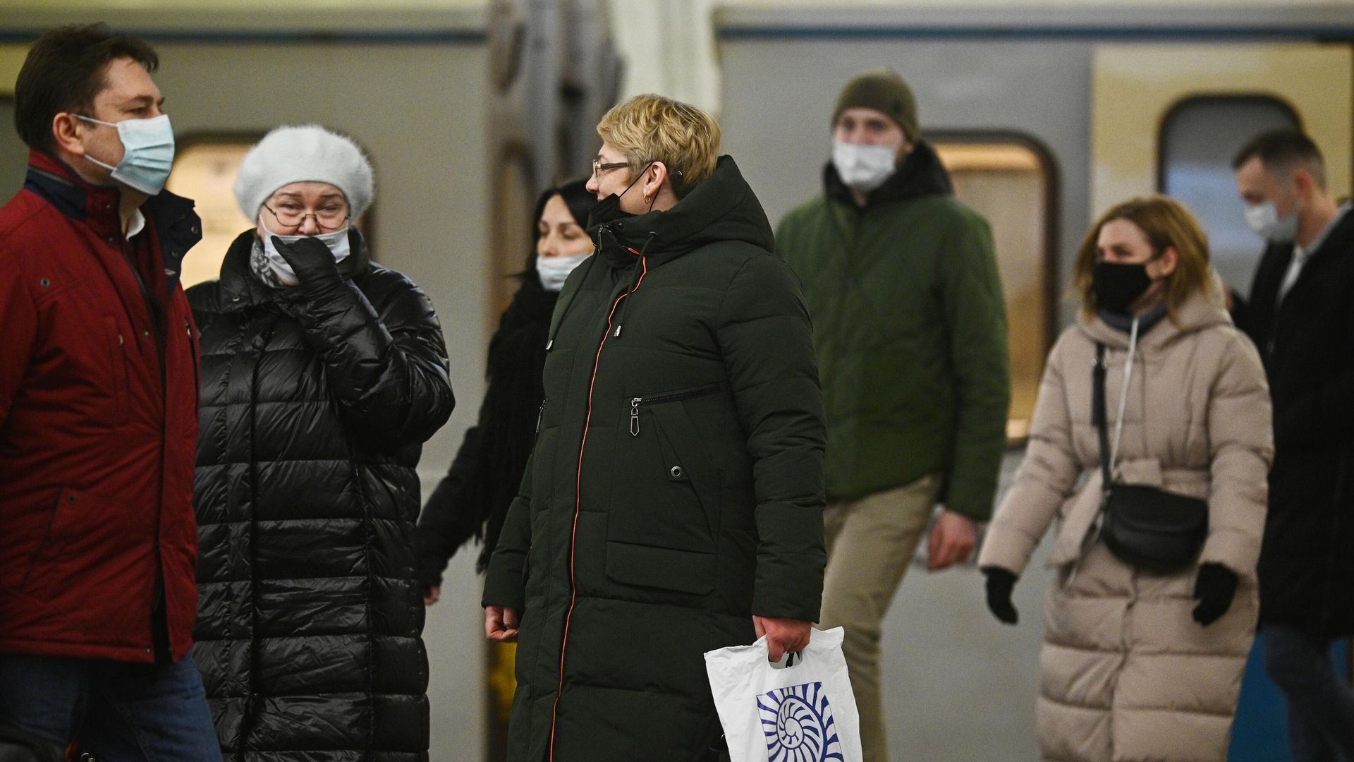 Пассажиры в защитных масках на одной из станций Московского метрополитена Пассажиры в защитных масках на одной из станций Московского метрополитена - РИА Новости, 1920, 25.11.2020