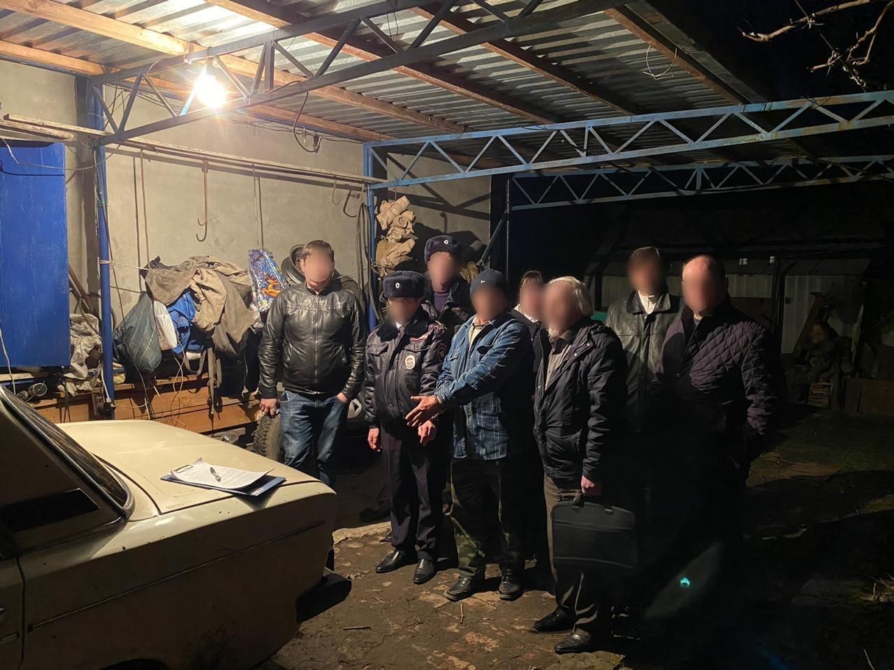 Житель поселка Звезда Краснодарского края, подозреваемый в убийстве ребенка, во время следственного эксперимента Житель поселка Звезда Краснодарского края, подозреваемый в убийстве ребенка, во время следственного эксперимента - РИА Новости, 1920, 25.11.2020