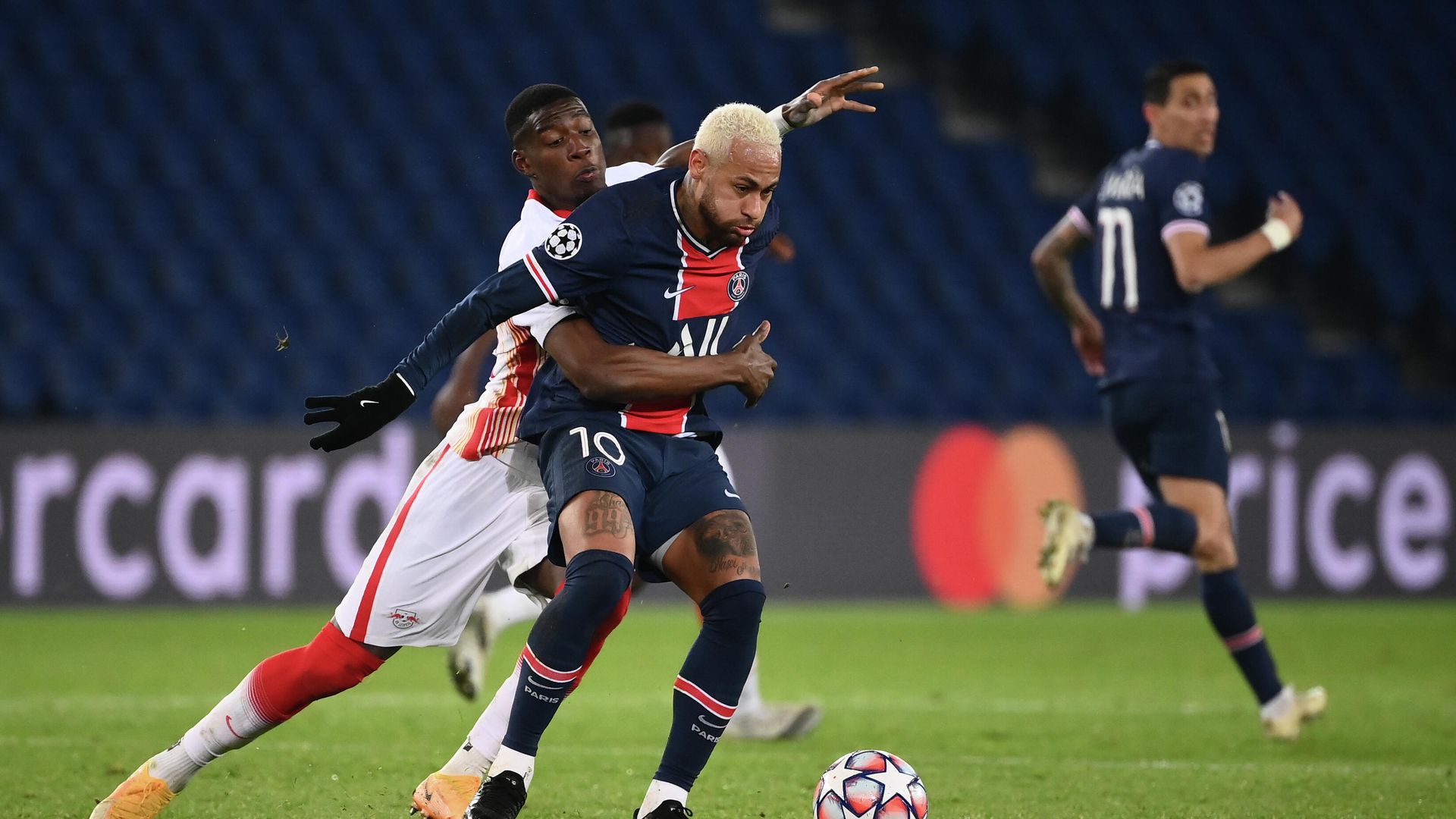 Paris Saint-Germain's Brazilian forward Neymar (R) vies for the ball with Leipzig's French defender Nordi Mukiele  during the UEFA Champions League Group H second-leg football match between Paris Saint-Germain (PSG) and RB Leipzig at the Parc des Princes stadium in Paris on November 24, 2020. (Photo by FRANCK FIFE / AFP) - РИА Новости, 1920, 25.11.2020