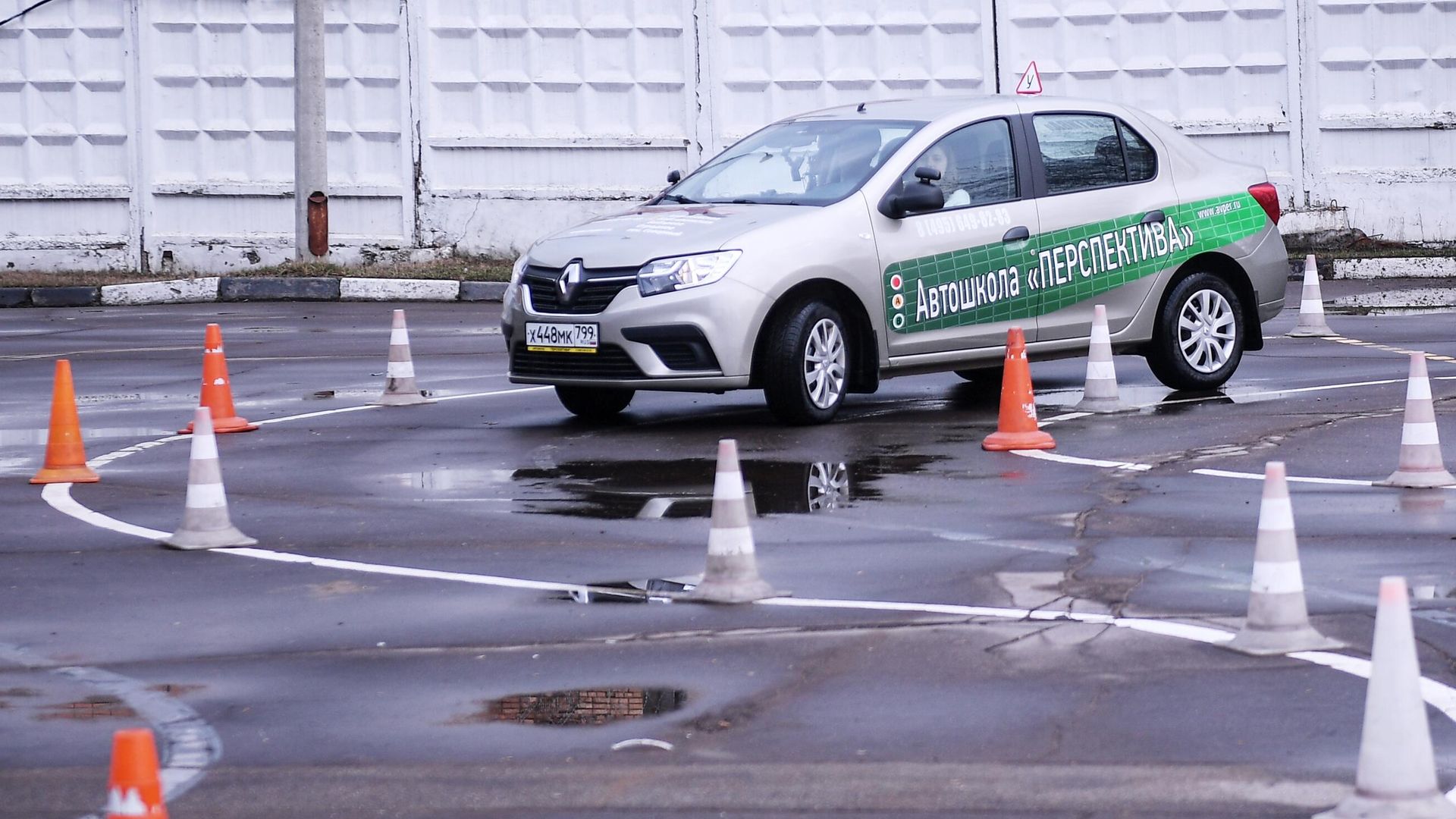 Сдача практического экзамена на право управления автотранспортом категории B в Москве Сдача практического экзамена на право управления автотранспортом категории B в Москве - РИА Новости, 1920, 08.01.2021
