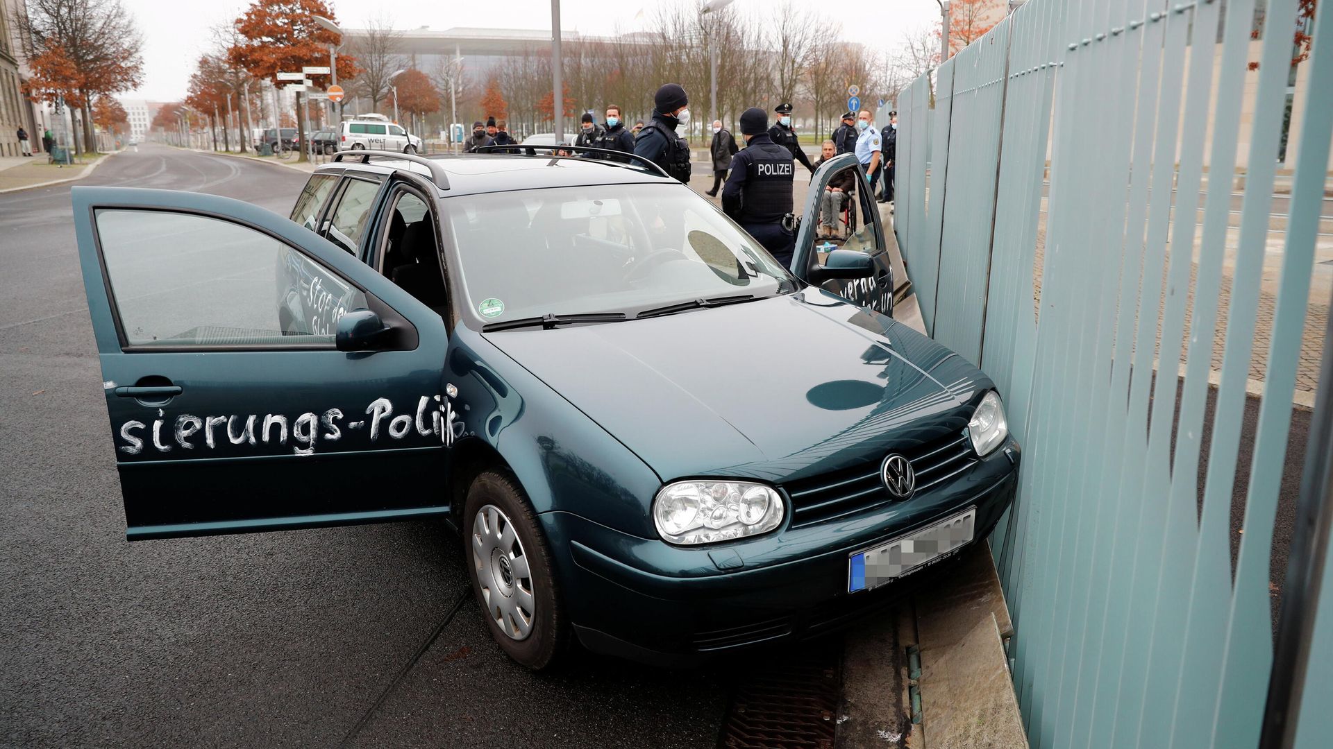 Автомобиль врезался в ворота офиса Ангелы Меркель в центре Берлина Автомобиль врезался в ворота офиса Ангелы Меркель в центре Берлина - РИА Новости, 1920, 25.11.2020