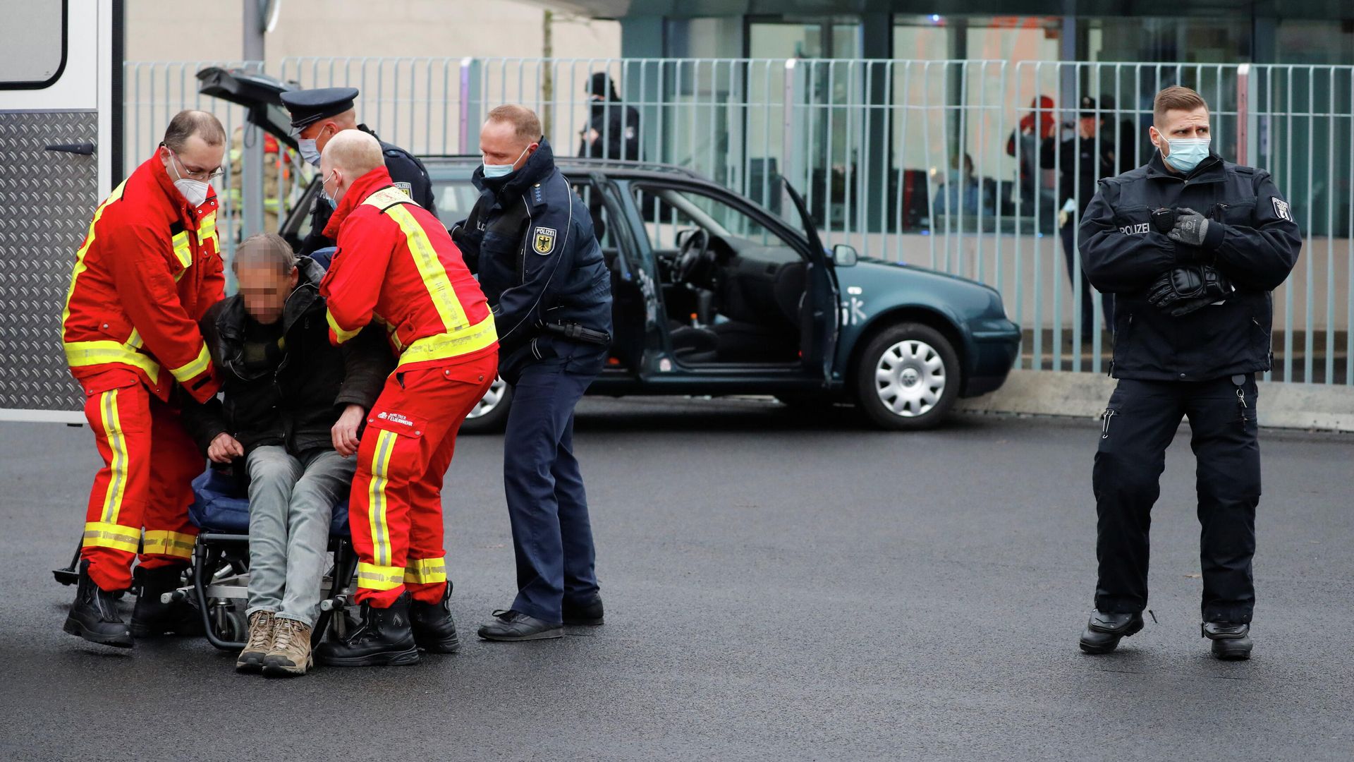 Водитель автомобиля, врезавшегося в ворота офиса Ангелы Меркель в центре Берлина Водитель автомобиля, врезавшегося в ворота офиса Ангелы Меркель в центре Берлина - РИА Новости, 1920, 25.11.2020