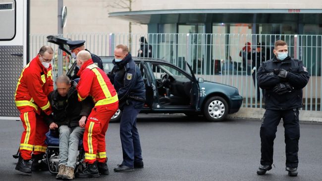 Водитель автомобиля, врезавшегося в ворота офиса Ангелы Меркель в центре Берлина