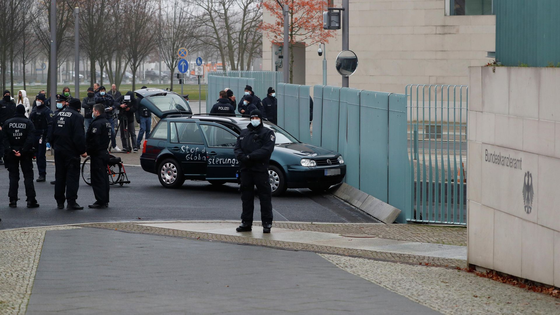 Автомобиль врезался в ворота офиса Ангелы Меркель в центре Берлина Автомобиль врезался в ворота офиса Ангелы Меркель в центре Берлина - РИА Новости, 1920, 25.11.2020