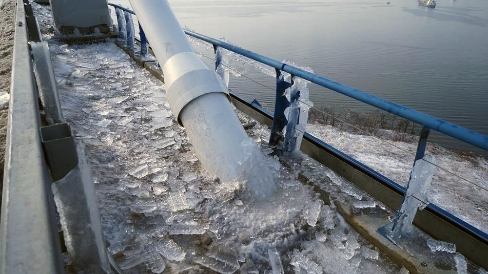 Осколки наледи на мосту на остров Русский во Владивостоке Осколки наледи на мосту на остров Русский во Владивостоке - РИА Новости, 1920, 26.11.2020