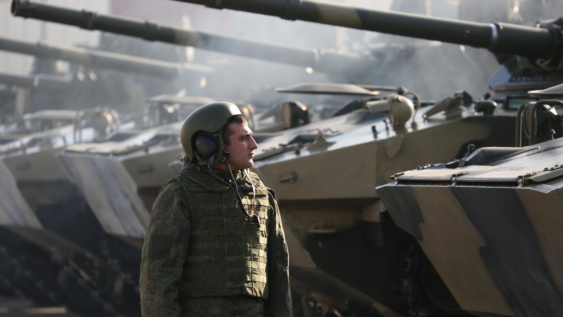 Военнослужащий на церемонии передачи новых боевых машин десанта БМД-4М и бронетранспортеров БТР-МДМ Ракушка на вооружение ВДВ - РИА Новости, 1920, 22.11.2024