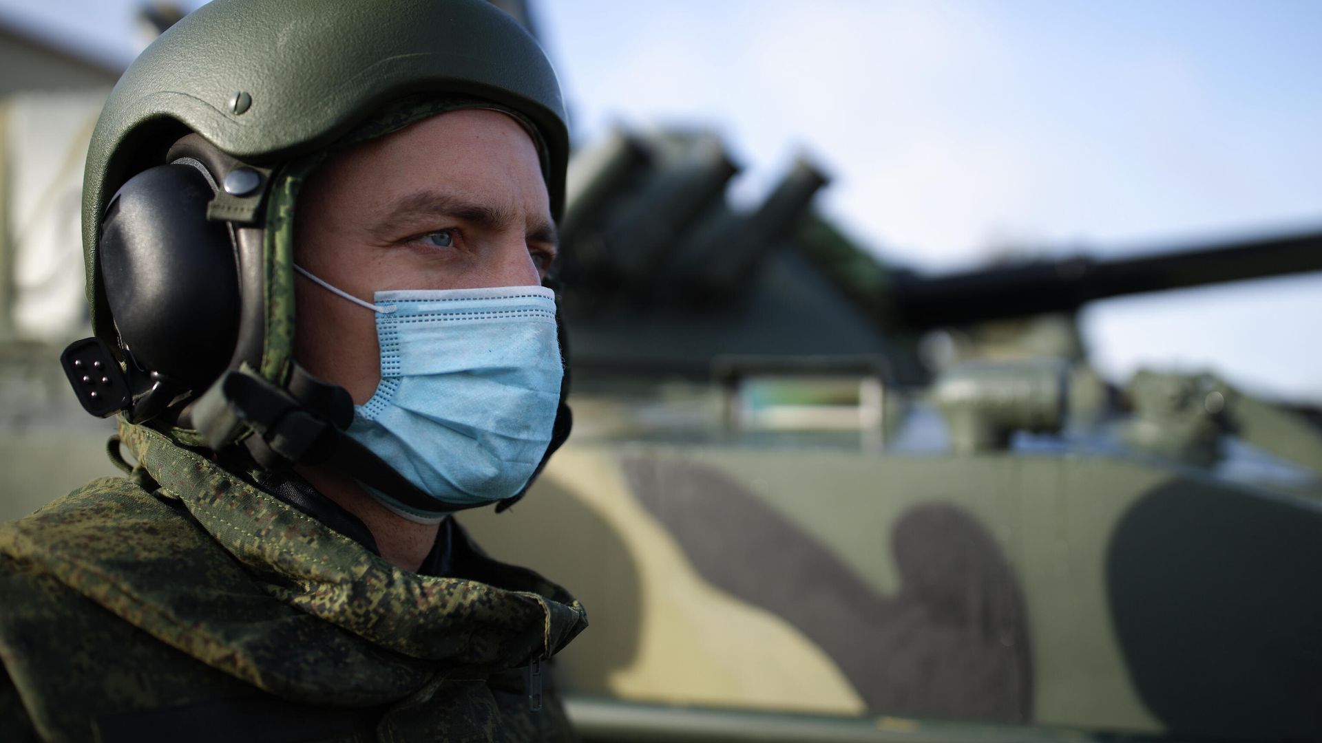 Военнослужащий на церемонии передачи новых боевых машин десанта БМД-4М и бронетранспортеров БТР-МДМ Ракушка на вооружение ВДВ Военнослужащий на церемонии передачи новых боевых машин десанта БМД-4М и бронетранспортеров БТР-МДМ Ракушка на вооружение ВДВ - РИА Новости, 1920, 12.09.2021