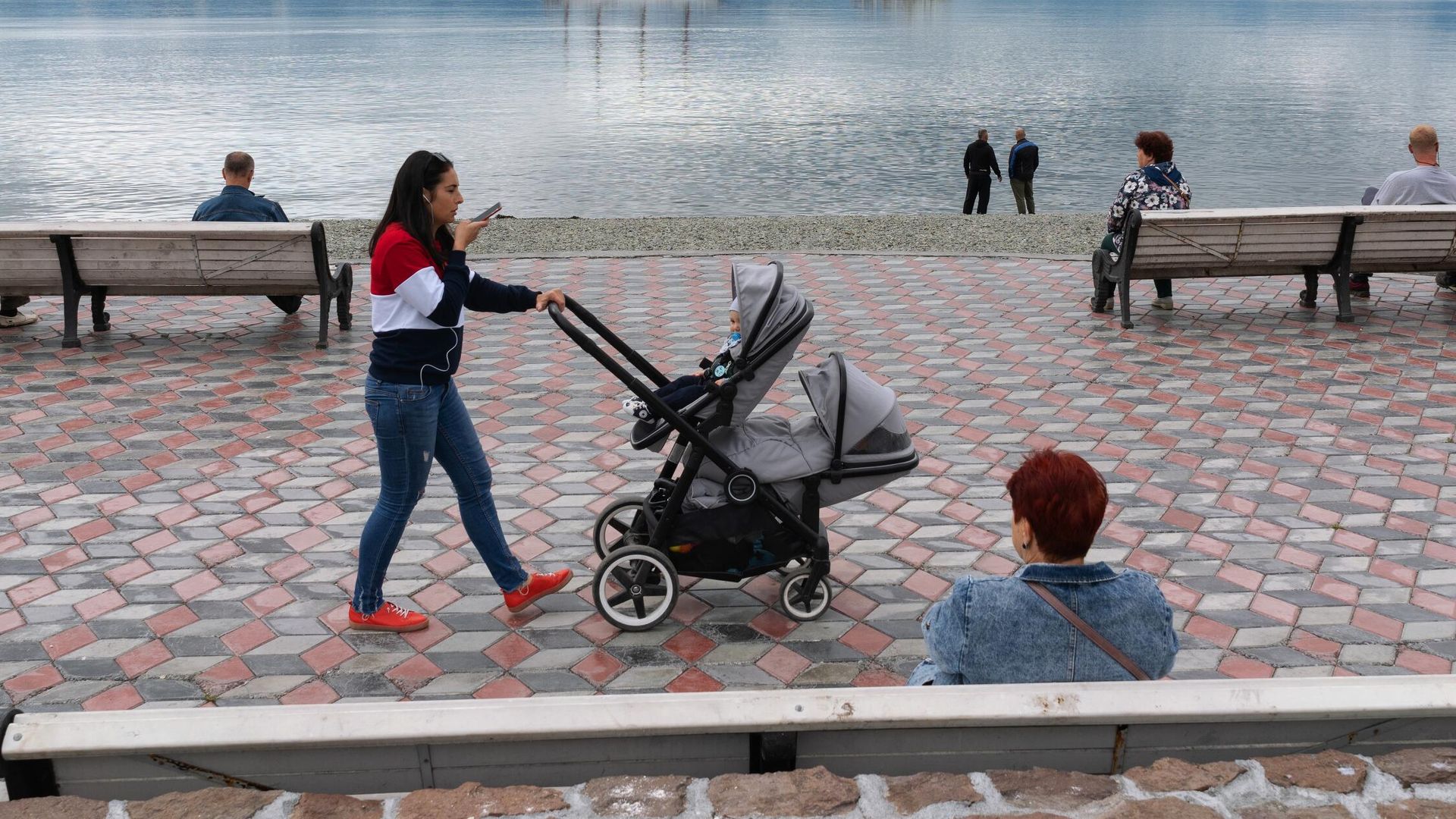 Отдыхающие на набережной Озерновской Косы в центре города Петропавловска-Камчатского Отдыхающие на набережной Озерновской Косы в центре города Петропавловска-Камчатского - РИА Новости, 1920, 23.11.2020