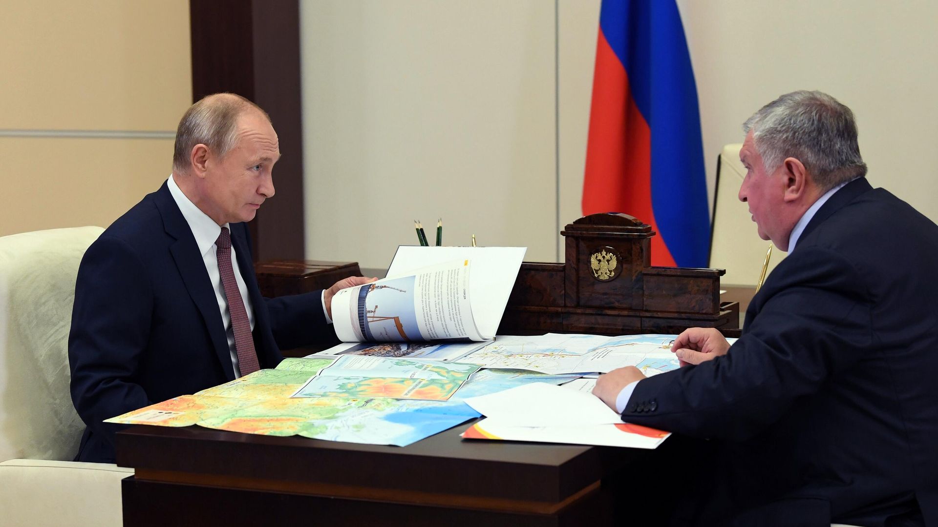 Президент РФ Владимир Путин и Игорь Сечин Президент РФ Владимир Путин и Игорь Сечин - РИА Новости, 1920, 29.11.2023