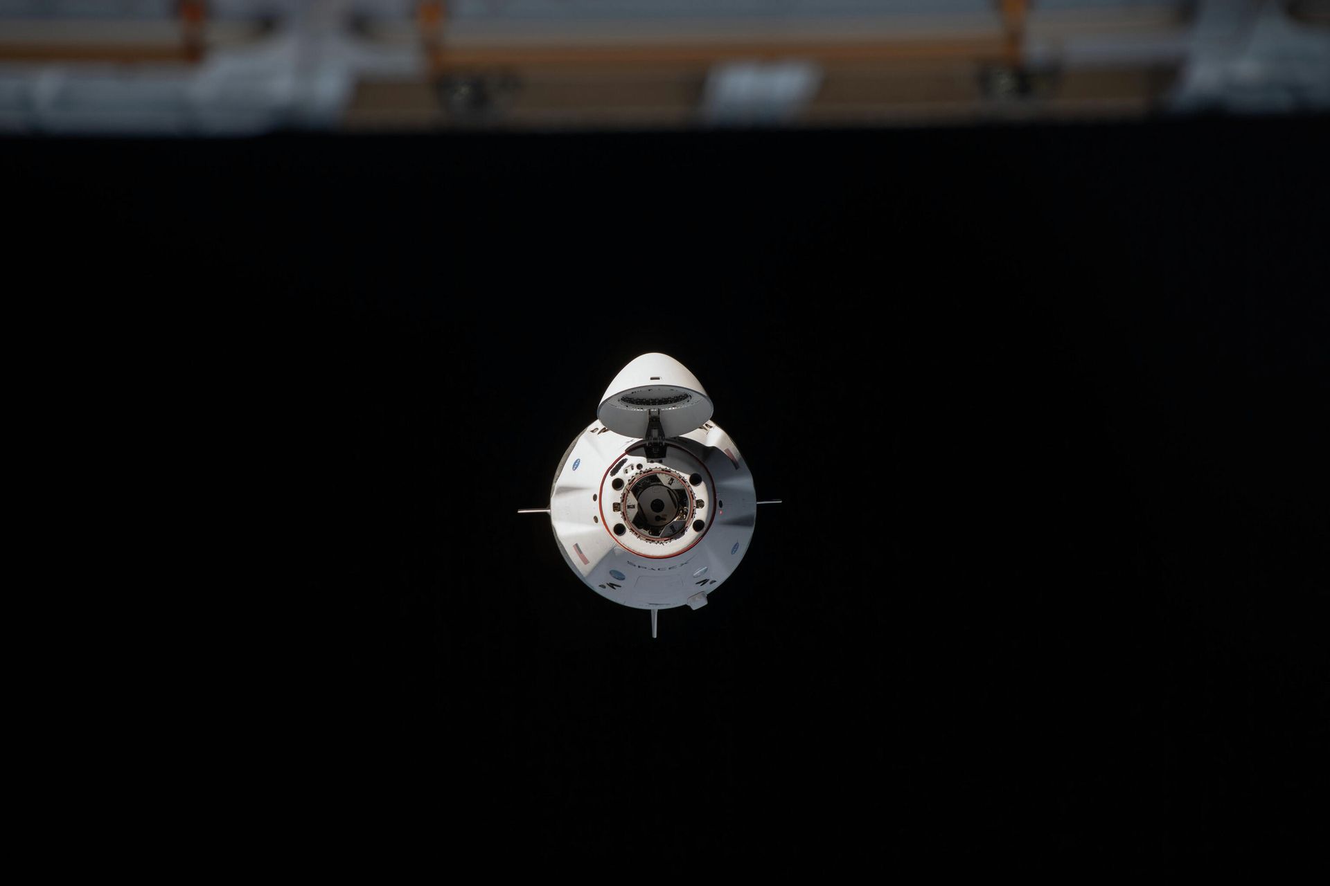 Космический корабль Crew Dragon перед стыковкой с Международной космической станцией Космический корабль Crew Dragon перед стыковкой с Международной космической станцией - РИА Новости, 1920, 05.09.2024