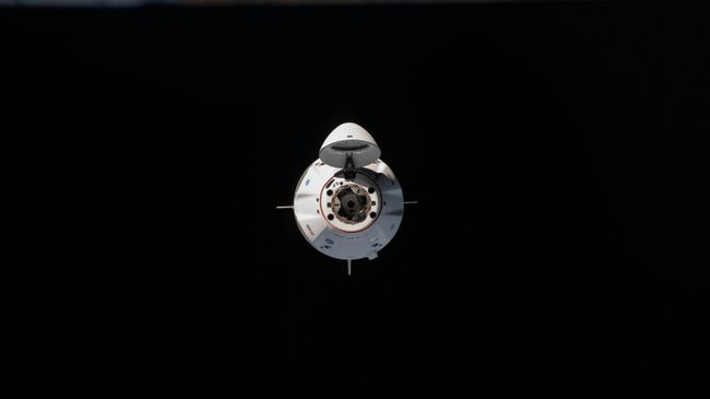 Космический корабль Crew Dragon перед стыковкой с Международной космической станцией
