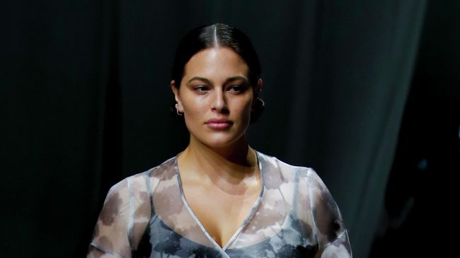 Модель Эшли Грэм во время показа Fendi на Неделе моды в Милане