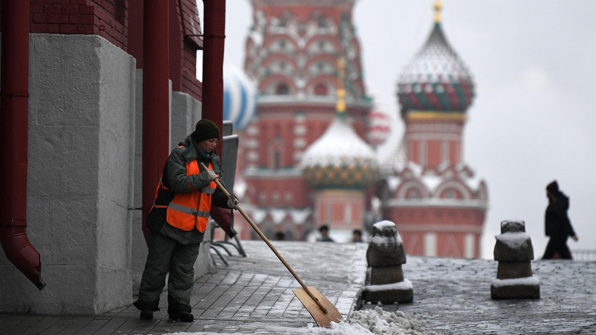 Сотрудник коммунальных служб во время уборки снега в Москве Сотрудник коммунальных служб во время уборки снега в Москве - РИА Новости, 1920, 29.11.2020