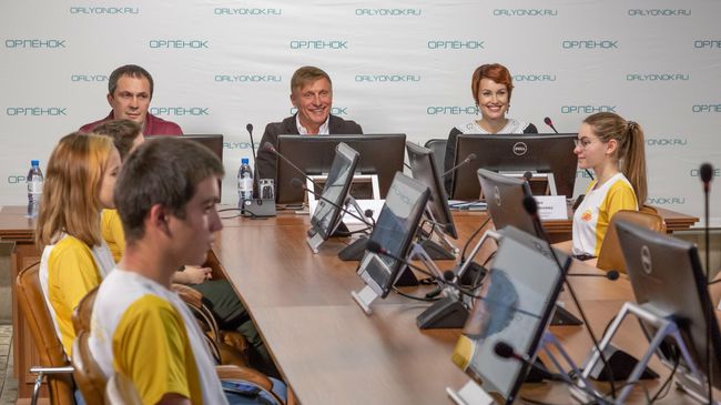Участники пресс-конференции по случаю премьеры реалити-сериала Посмотрим в Орленке
