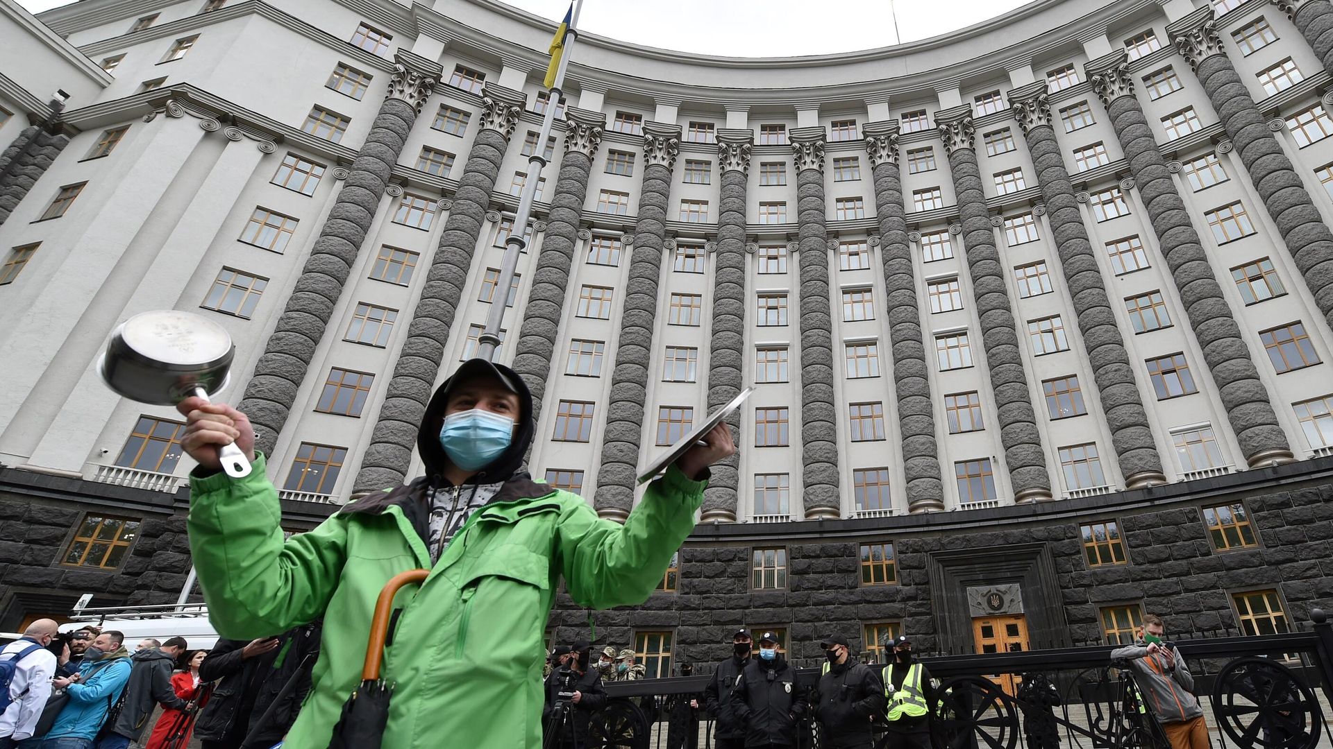 Участники митинга у здания Кабинета Министров Украины Участники митинга у здания Кабинета Министров Украины - РИА Новости, 1920, 26.11.2020