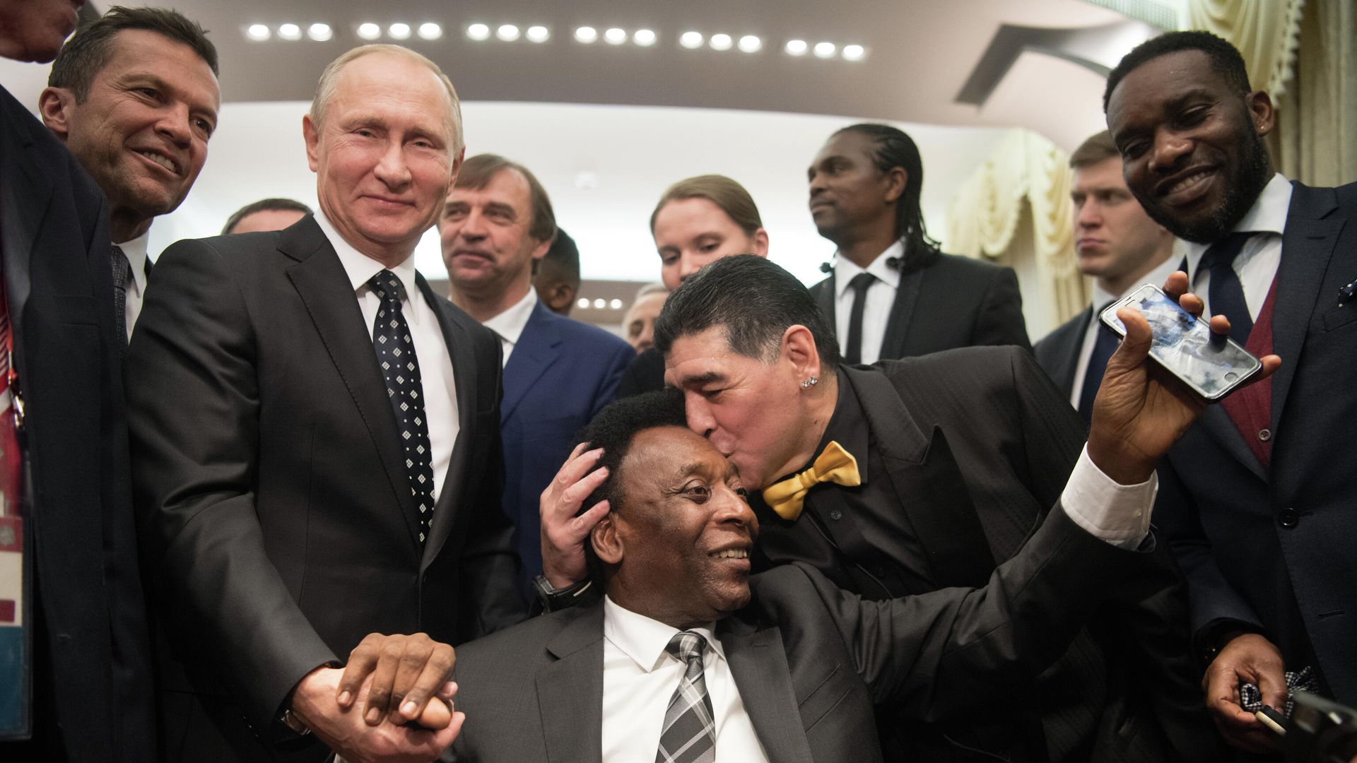 Президент РФ Владимир Путин, бразильский футболист Пеле и аргентинский футболист Диего Марадона (слева направо) - РИА Новости, 1920, 30.12.2022