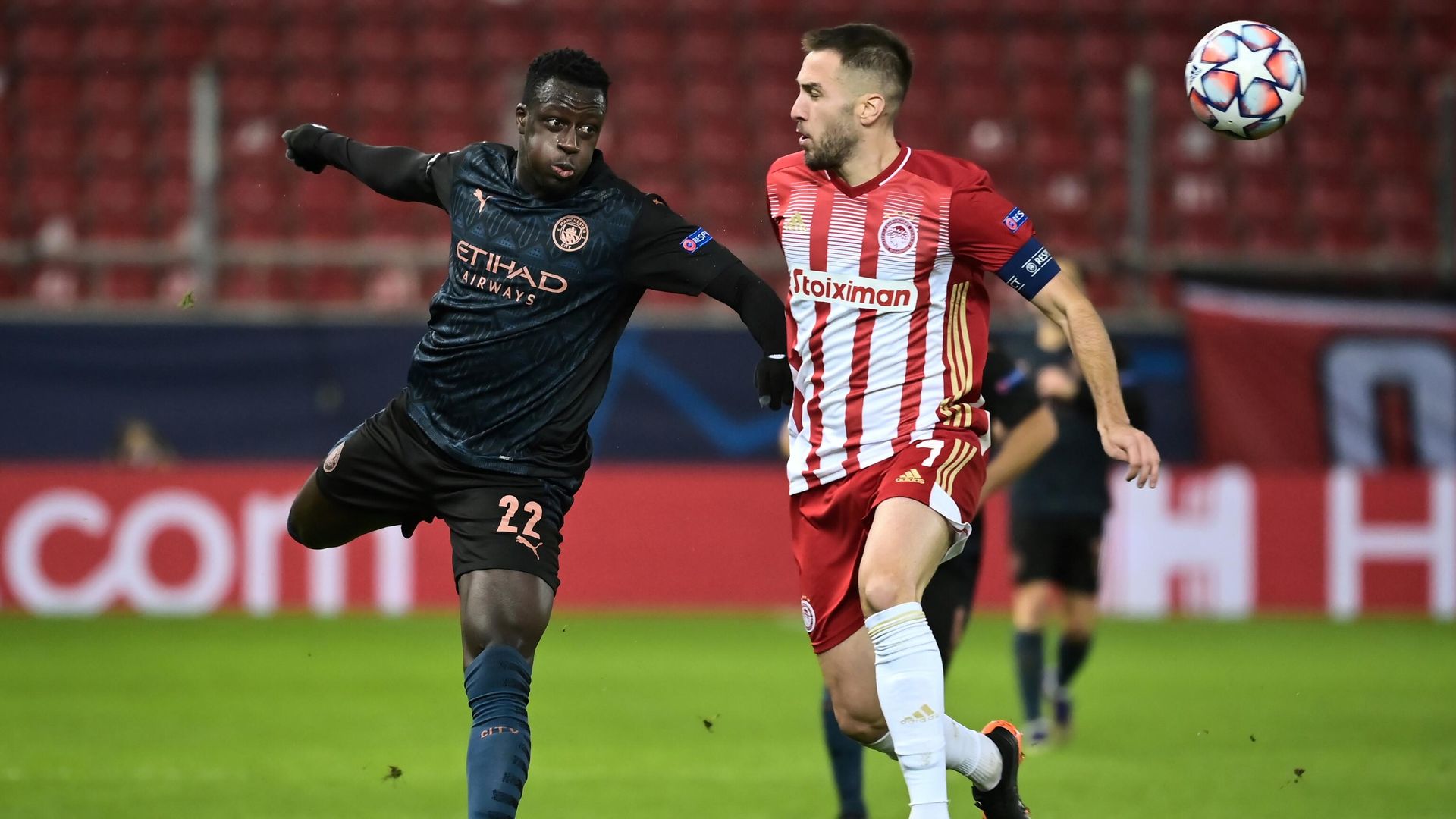 Manchester City's French defender Benjamin Mendy (L) fights for the ball with Olympiakos' Greek midfielder Kostas Fortounis during the UEFA Champions League group stage football match between Olympiakos and Manchester City, on November 25, 2020 at Georgios-Karaiskakis stadium in Piraeus, near Athens. (Photo by ARIS MESSINIS / AFP) - РИА Новости, 1920, 25.11.2020