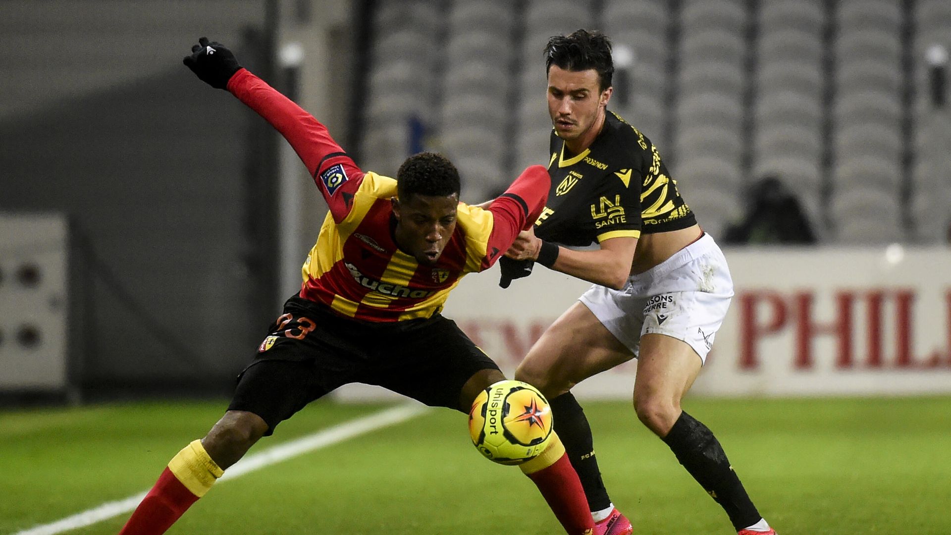 Lens' French forward Simon Banza (L) fights for the ball with Nantes' French midfielder Ludovic Blas during the French L1 football match between RC Lens and FC Nantes at the Bollaert Stadium in Lens, on November 25, 2020. (Photo by FRANCOIS LO PRESTI / AFP) Lens' French forward Simon Banza (L) fights for the ball with Nantes' French midfielder Ludovic Blas during the French L1 football match between RC Lens and FC Nantes at the Bollaert Stadium in Lens, on November 25, 2020. (Photo by FRANCOIS LO PRESTI / AFP) - РИА Новости, 1920, 25.11.2020