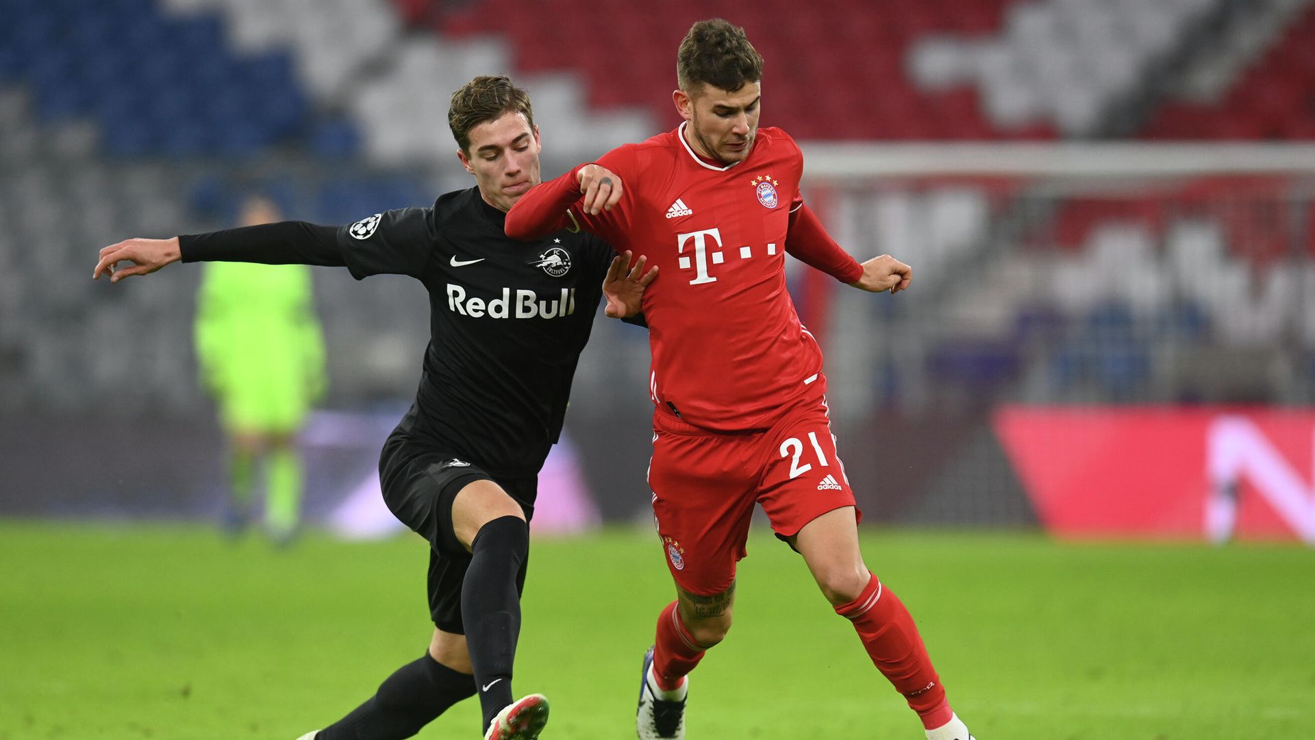 Salzburg's Croatian midfielder Luka Susic (L) and Bayern Munich's French defender Lucas Hernandez vie for the ball during the UEFA Champions League group A football match Bayern Munich v Salzburg in Munich, southern Germany on November 25, 2020. (Photo by CHRISTOF STACHE / AFP) Salzburg's Croatian midfielder Luka Susic (L) and Bayern Munich's French defender Lucas Hernandez vie for the ball during the UEFA Champions League group A football match Bayern Munich v Salzburg in Munich, southern Germany on November 25, 2020. (Photo by CHRISTOF STACHE / AFP) - РИА Новости, 1920, 26.11.2020