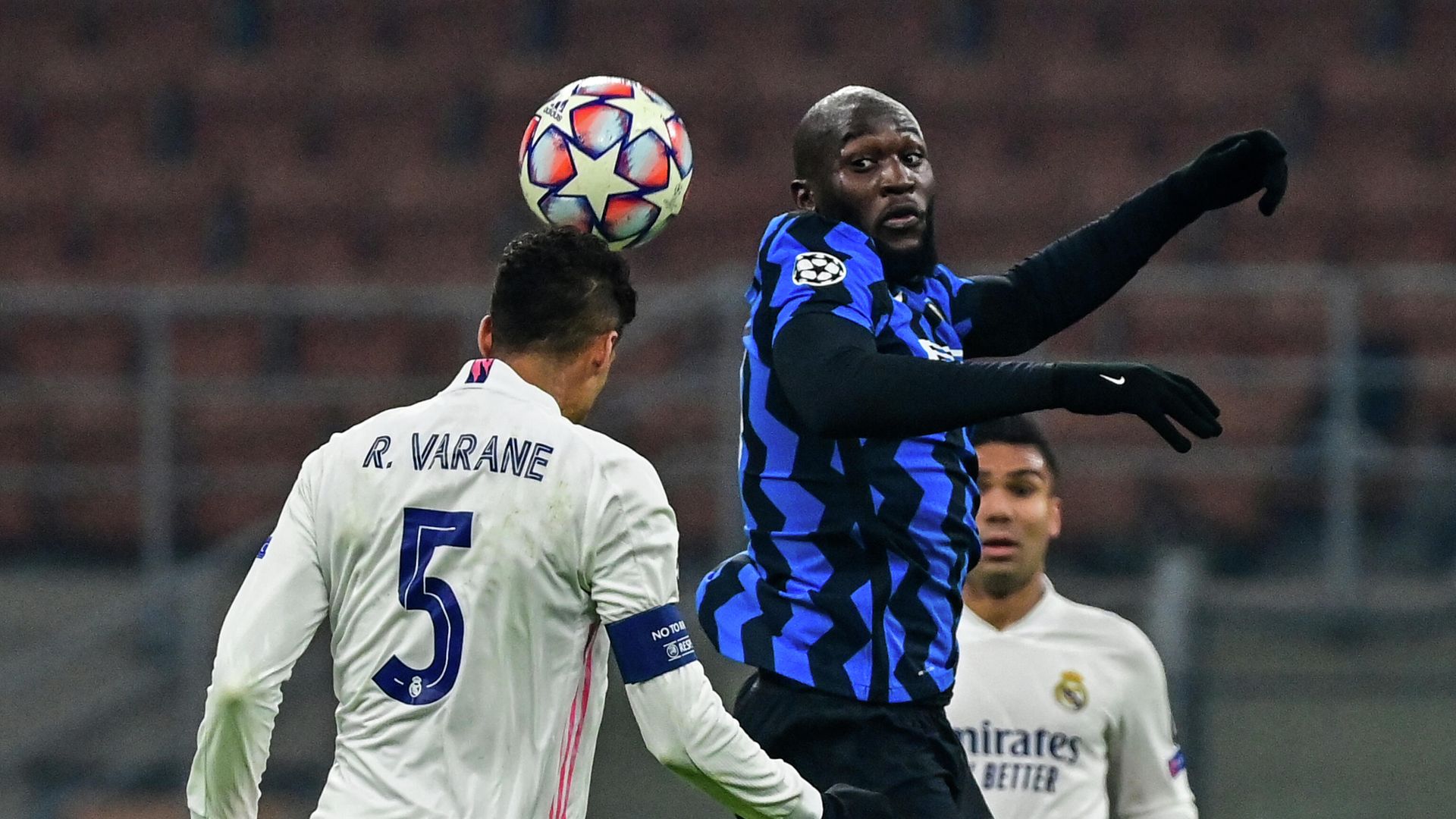 Real Madrid's French defender Raphael Varane (L) and Inter Milan's Belgian forward Romelu Lukaku go for a header during the UEFA Champions League Group B football match Inter Milan vs Real Madrid on November 25, 2020 at the Giuseppe-Meazza (San Siro) stadium in Milan. (Photo by MIGUEL MEDINA / AFP) - РИА Новости, 1920, 26.11.2020