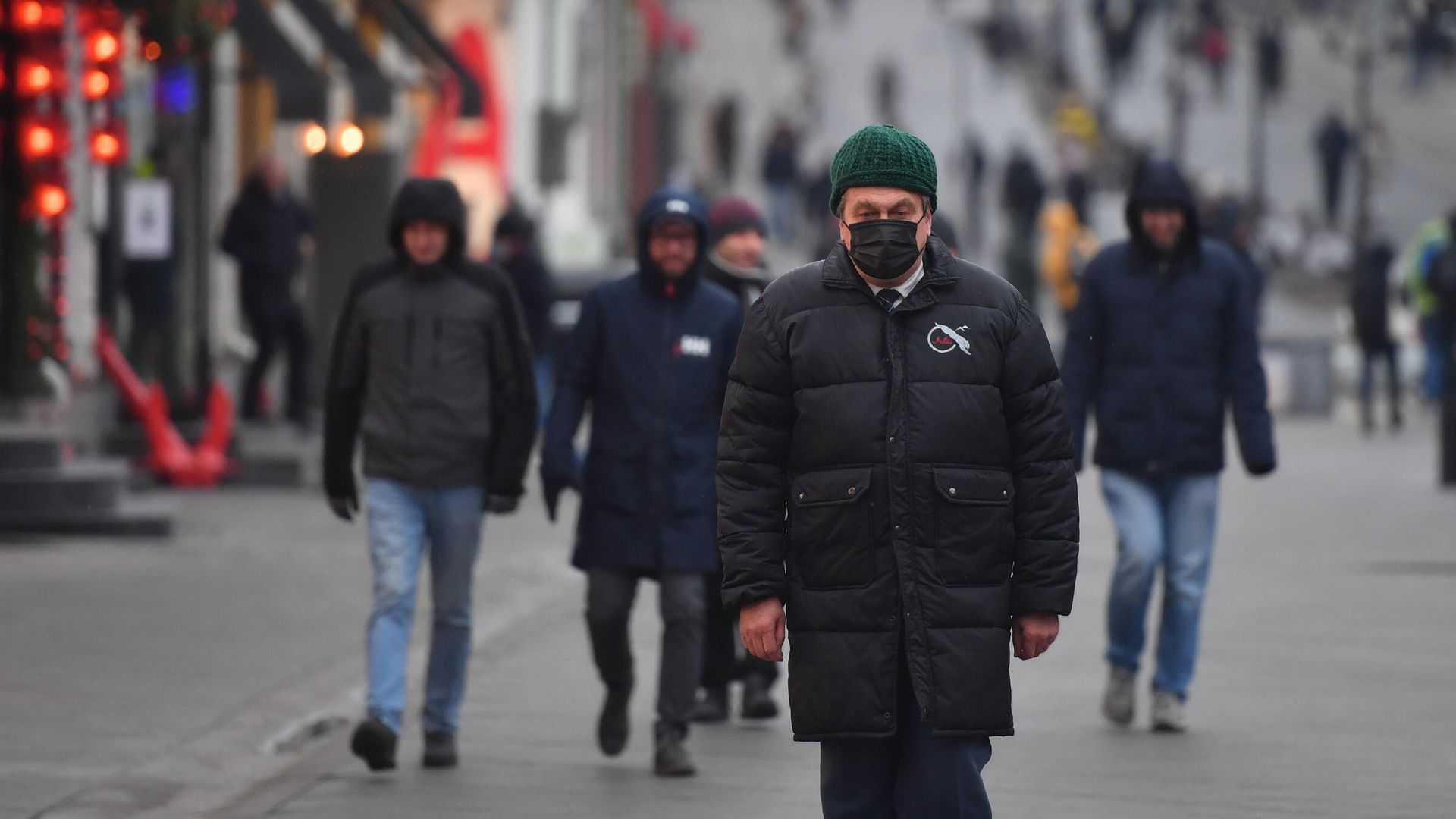 Прохожие в защитных масках на улице в Москве Прохожие в защитных масках на улице в Москве - РИА Новости, 1920, 26.11.2020