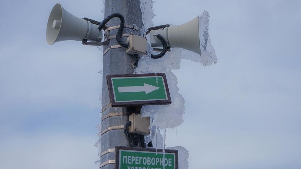 Наледь на громкоговорителях системы оповещения на мосту на остров Русский во Владивостоке - РИА Новости, 1920, 30.11.2020