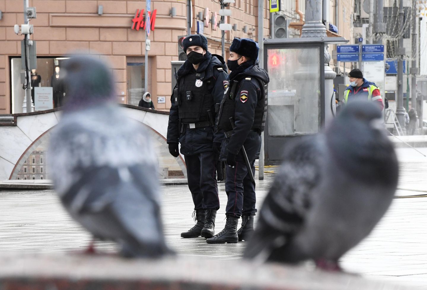 Сотрудники полиции в защитных масках на улице в Москве Сотрудники полиции в защитных масках на улице в Москве
