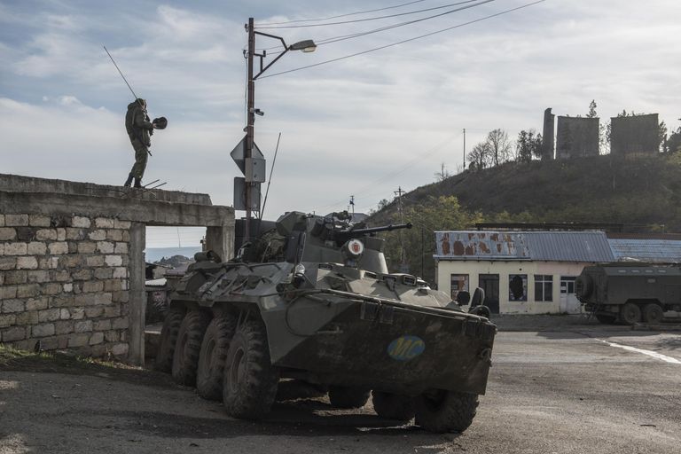 Российский миротворец в городе Лачин (Бердзор) в Нагорном Карабахе Российский миротворец в городе Лачин (Бердзор) в Нагорном Карабахе