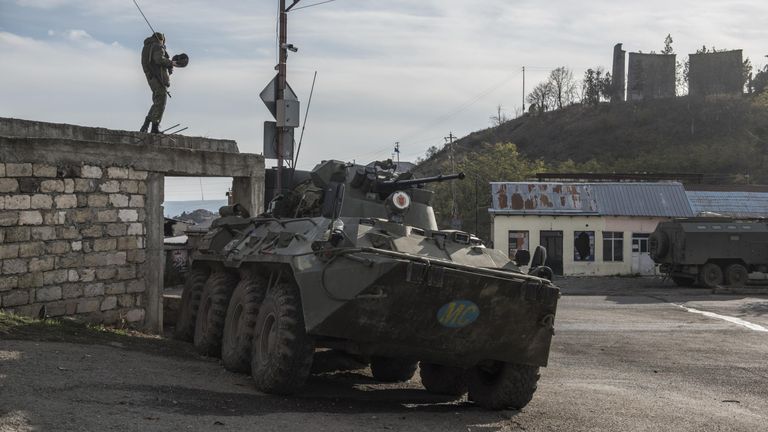 Российский миротворец в городе Лачин (Бердзор) в Нагорном Карабахе Российский миротворец в городе Лачин (Бердзор) в Нагорном Карабахе