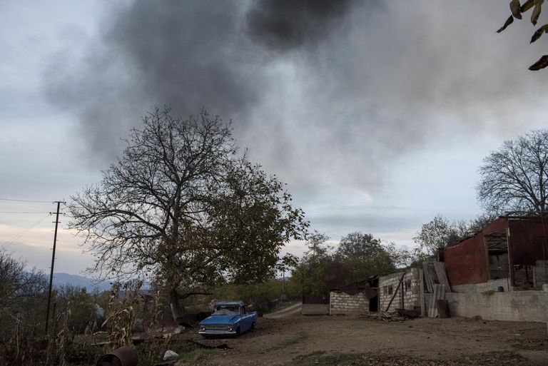 Разбитый автомобиль на улице в поселке Карегах в Нагорном Карабахе Разбитый автомобиль на улице в поселке Карегах в Нагорном Карабахе