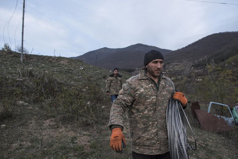 Мужчины в поселке Карегах в Нагорном Карабахе Мужчины в поселке Карегах в Нагорном Карабахе