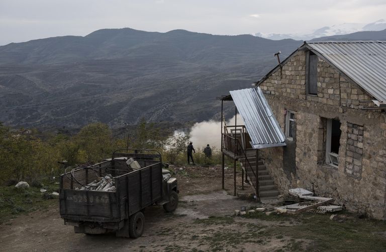 Люди в поселке Карегах в Нагорном Карабахе Люди в поселке Карегах в Нагорном Карабахе