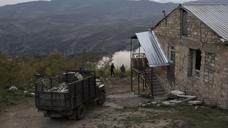 Люди в поселке Карегах в Нагорном Карабахе Люди в поселке Карегах в Нагорном Карабахе