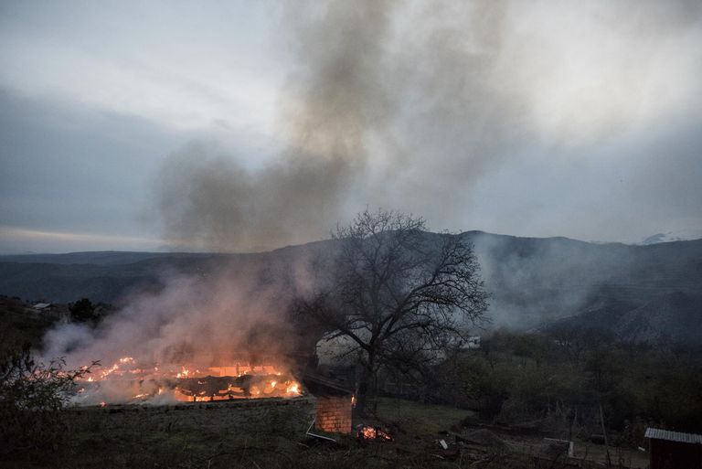 Горящий дом в поселке Карегах в Нагорном Карабахе Горящий дом в поселке Карегах в Нагорном Карабахе