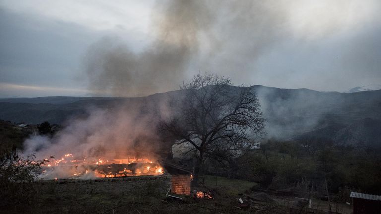 Горящий дом в поселке Карегах в Нагорном Карабахе Горящий дом в поселке Карегах в Нагорном Карабахе