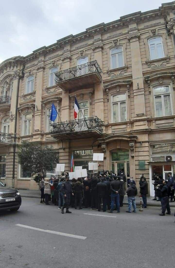 Пикет у французского посольства в Баку Пикет у французского посольства в Баку - РИА Новости, 1920, 26.11.2020