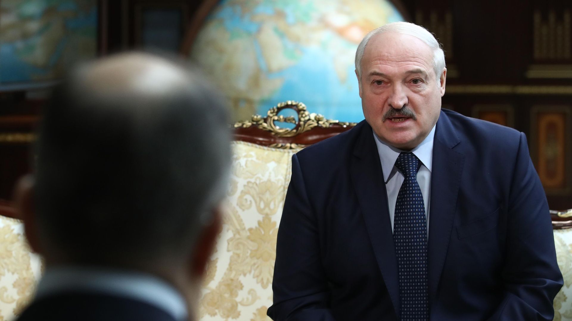Президент Белоруссии Александр Лукашенко на встрече во Дворце независимости в Минске с министром иностранных дел России Сергеем Лавровым Президент Белоруссии Александр Лукашенко на встрече во Дворце независимости в Минске с министром иностранных дел России Сергеем Лавровым - РИА Новости, 1920, 26.11.2020