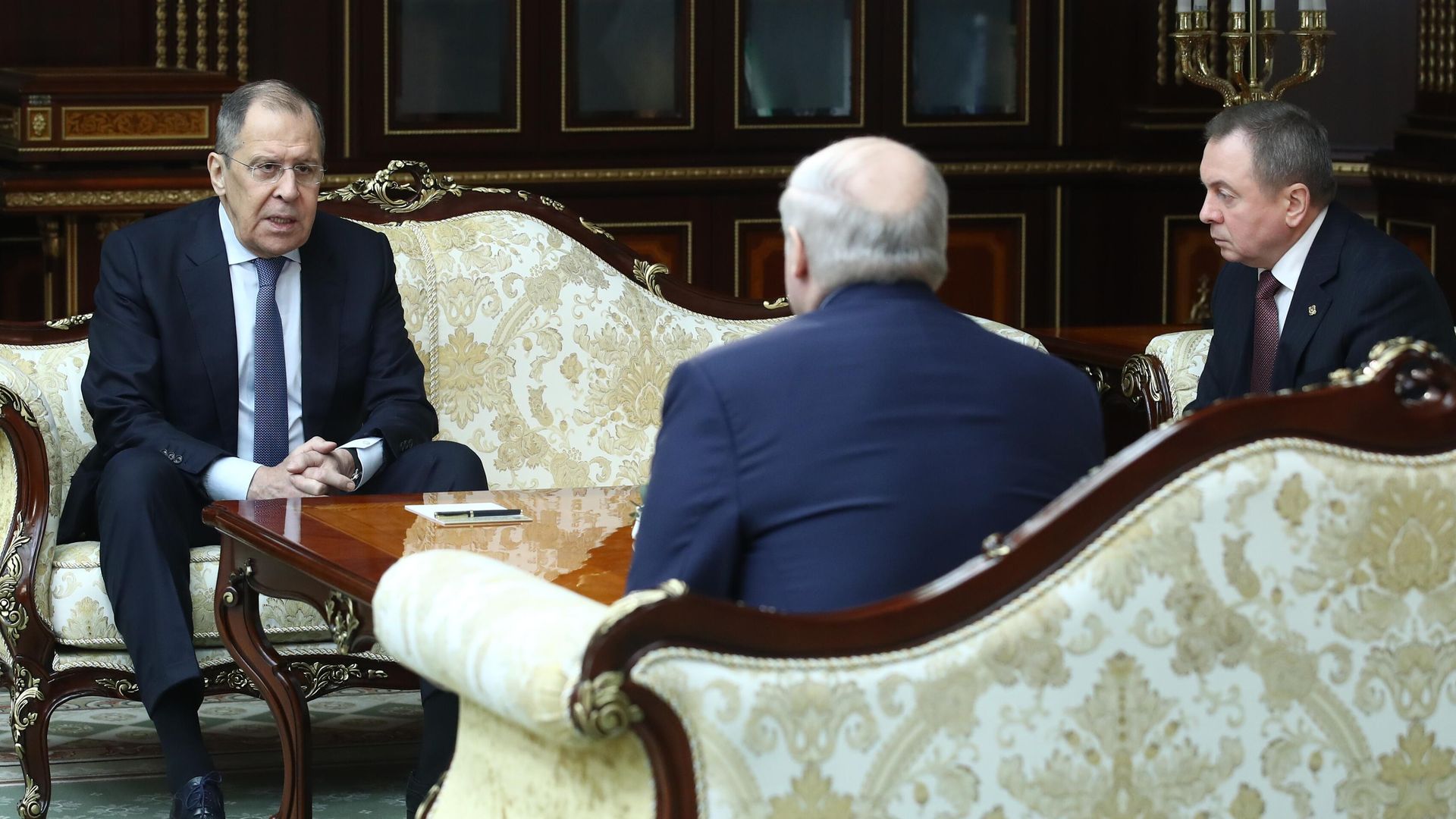 Министр иностранных дел России Сергей Лавров, президент Белоруссии Александр Лукашенко и министр иностранных дел Белоруссии Владимир Макей во время встречи во Дворце независимости в Минске Министр иностранных дел России Сергей Лавров, президент Белоруссии Александр Лукашенко и министр иностранных дел Белоруссии Владимир Макей во время встречи во Дворце независимости в Минске - РИА Новости, 1920, 26.11.2020