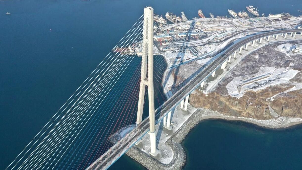 Очистка вант Русского моста от наледи во Владивостоке Очистка вант Русского моста от наледи во Владивостоке - РИА Новости, 1920, 30.11.2020