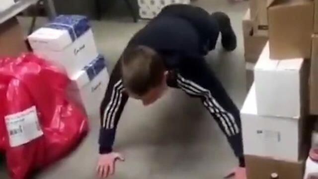 Охранники Пятерочки заставили отжиматься мужчину, укравшего вино Охранники Пятерочки заставили отжиматься мужчину, укравшего вино - РИА Новости, 1920, 26.11.2020