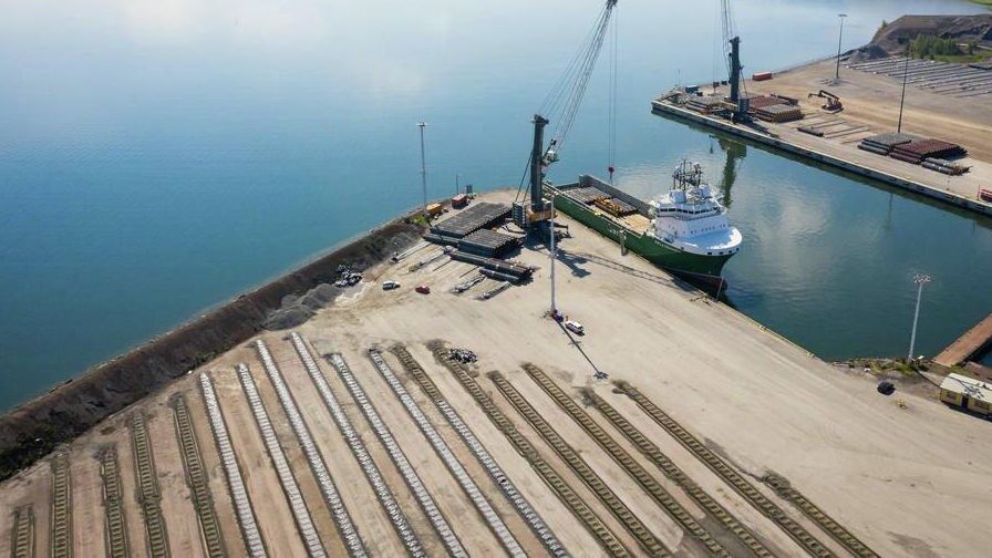 Погрузка труб для строительства газопровода Северный поток-2 Погрузка труб для строительства газопровода Северный поток-2 - РИА Новости, 1920, 30.11.2020