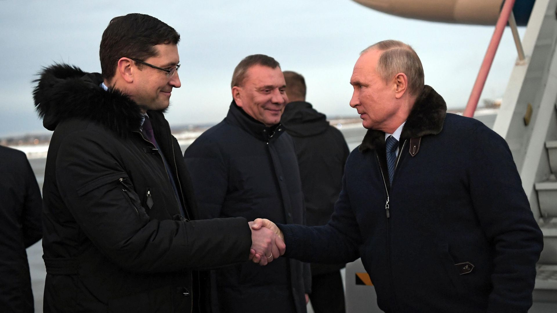 Президент РФ Владимир Путин, заместитель председателя правительства РФ Юрий Борисов и губернатор Нижегородской области Глеб Никитин во время встречи в аэропорту Сарова Президент РФ Владимир Путин, заместитель председателя правительства РФ Юрий Борисов и губернатор Нижегородской области Глеб Никитин во время встречи в аэропорту Сарова - РИА Новости, 1920, 27.11.2020