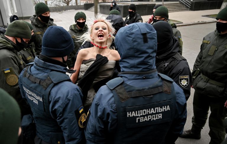 Сотрудники милиции задерживают активистку движения Femen протестующую у здания администрации президента Украины в Международный день борьбы за ликвидацию насилия в отношении женщин Сотрудники милиции задерживают активистку движения Femen протестующую у здания администрации президента Украины в Международный день борьбы за ликвидацию насилия в отношении женщин